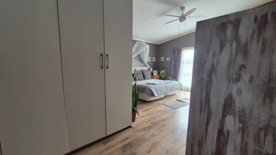 To Let 4 Bedroom Property for Rent in Wavecrest Eastern Cape